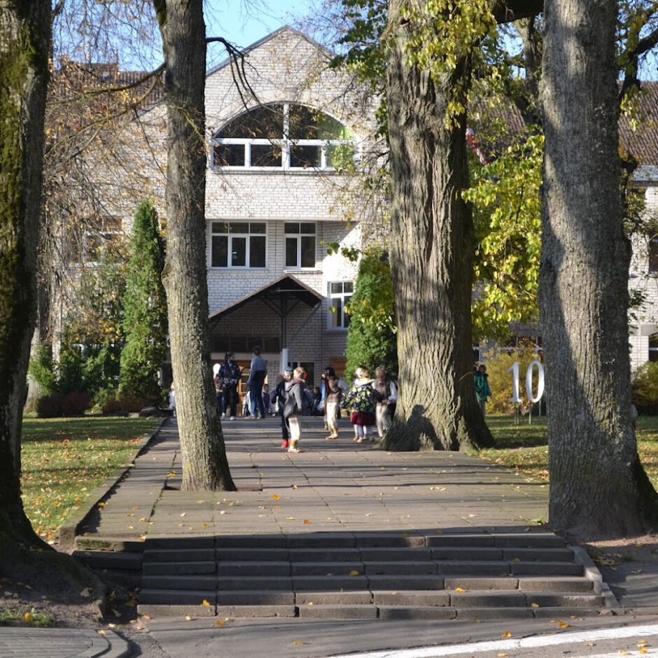 Tumes skolas parks, gājēju ceļš uz skolu, skolēni tālumā