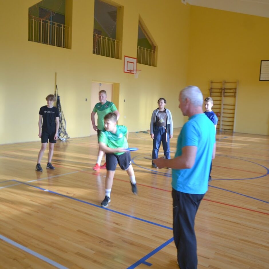 Sporta zāle, skolēni sporto