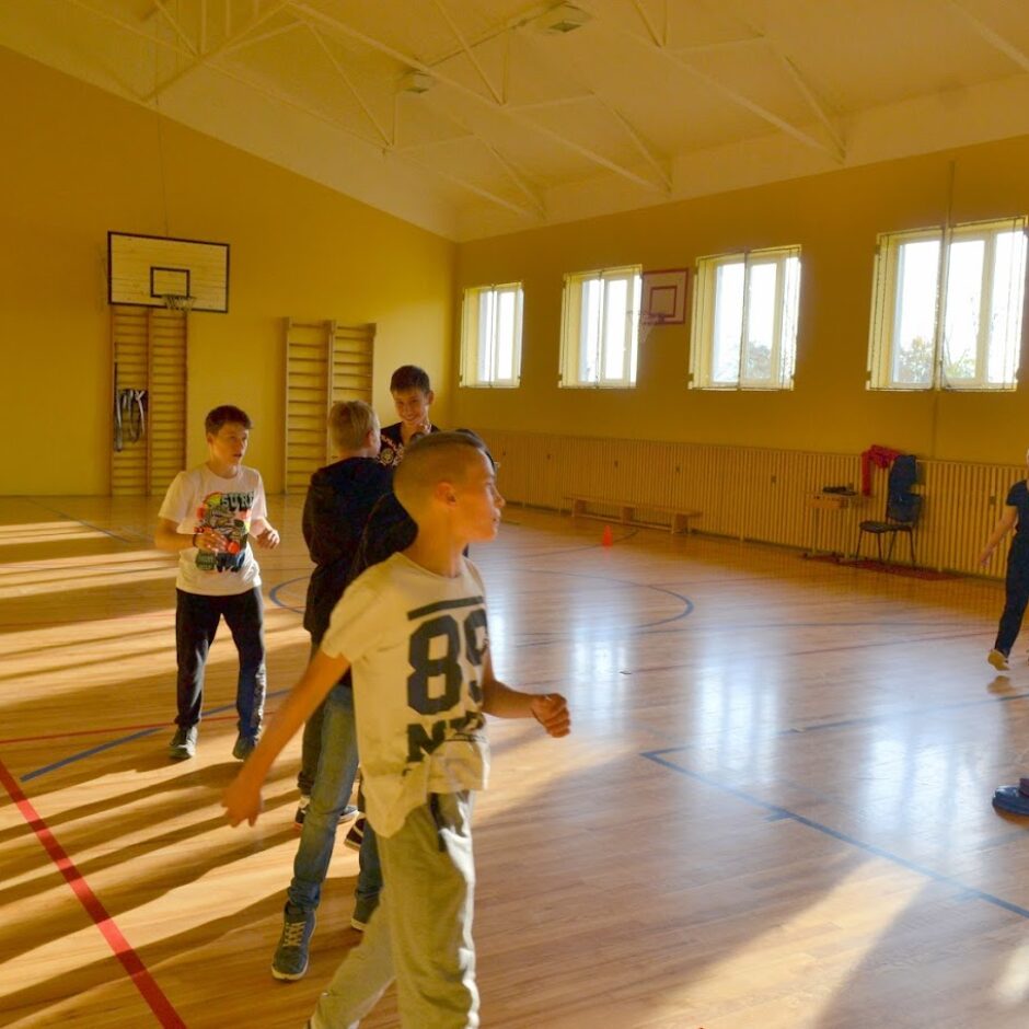 Sporta zāle, skolēni sporto