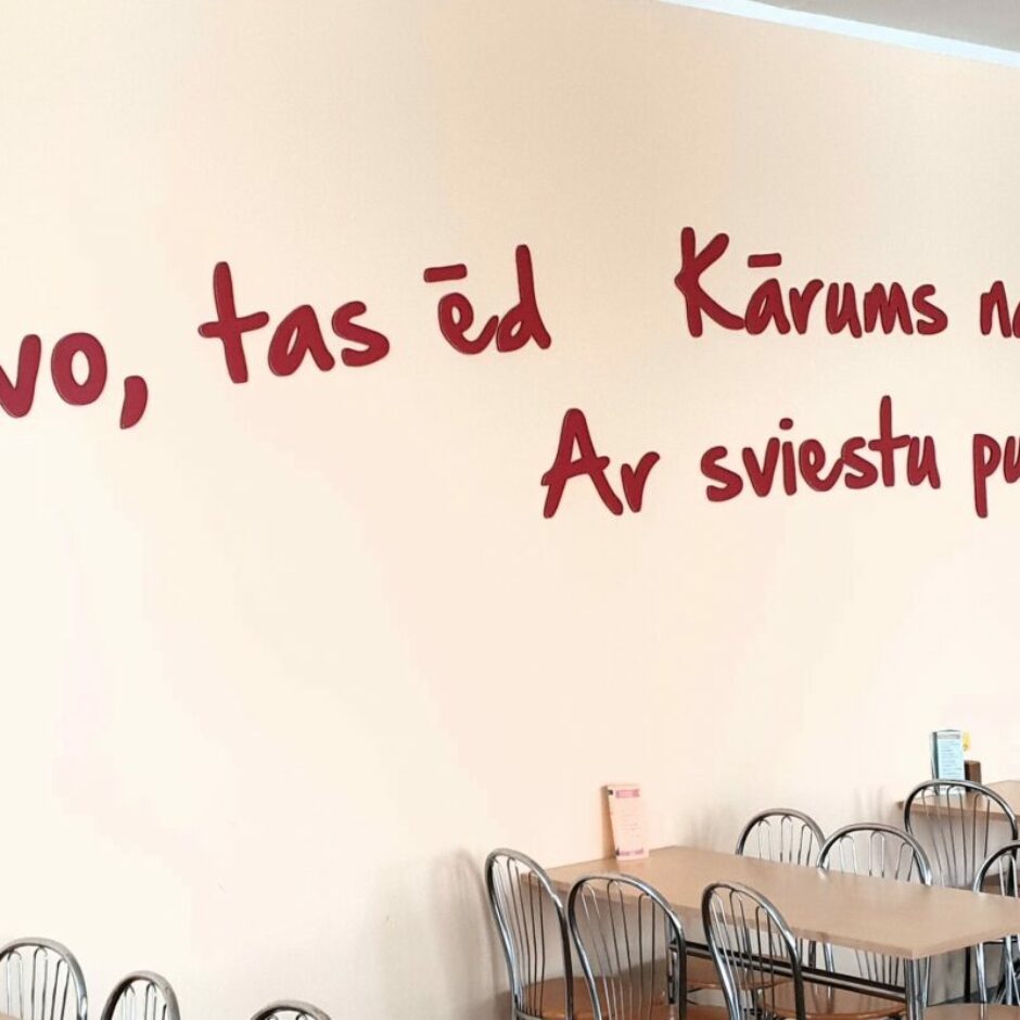 Tumes skolas ēdnīca - uzraksts uz sienas