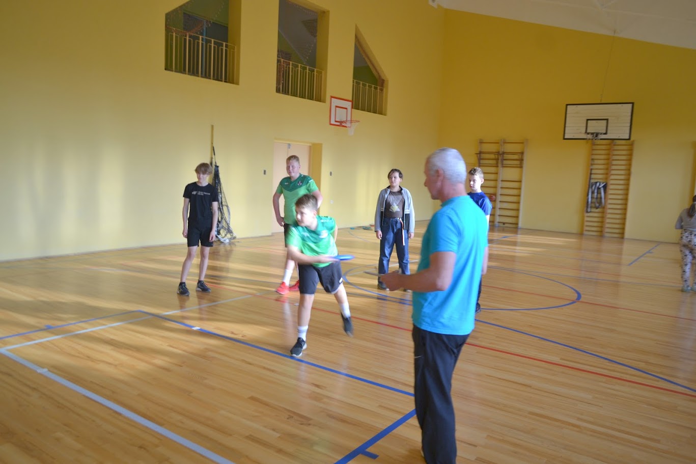 Sporta zāle, skolēni sporto