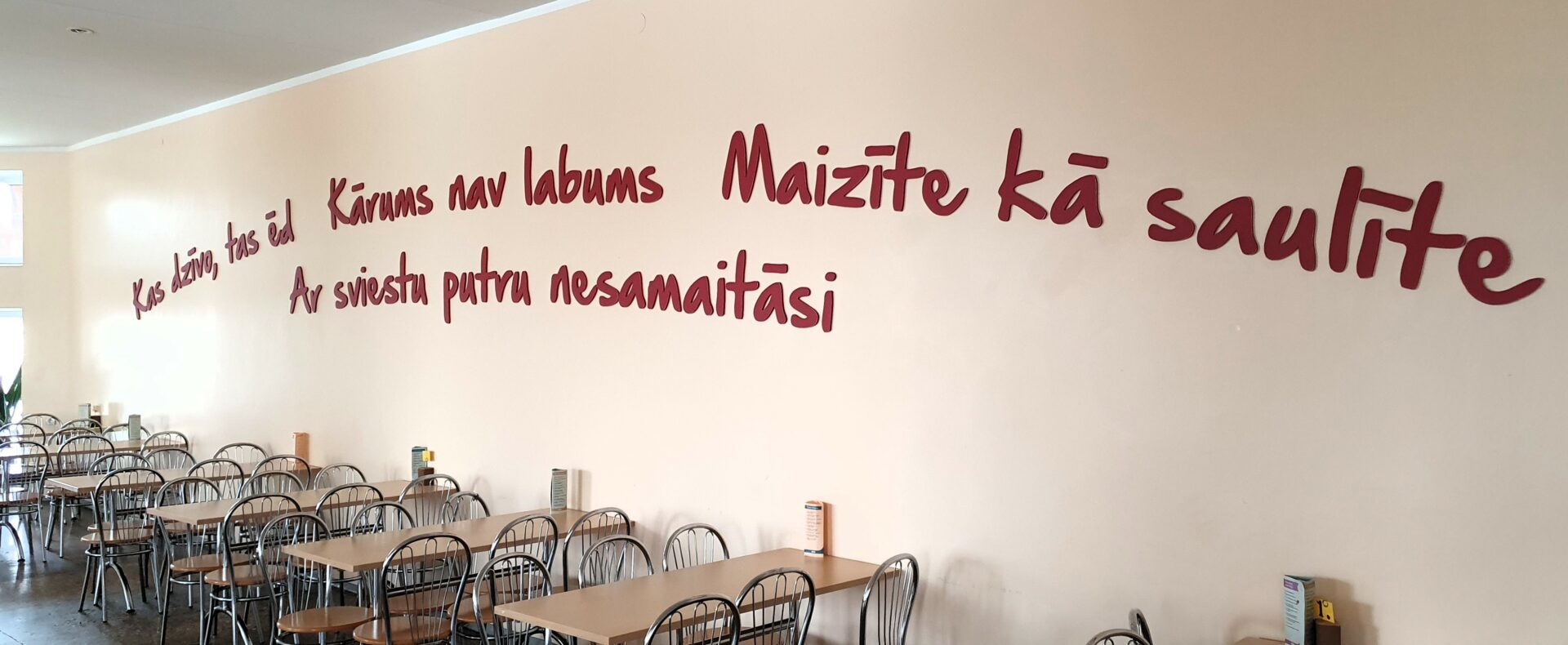 Tumes skolas ēdnīca - uzraksts uz sienas