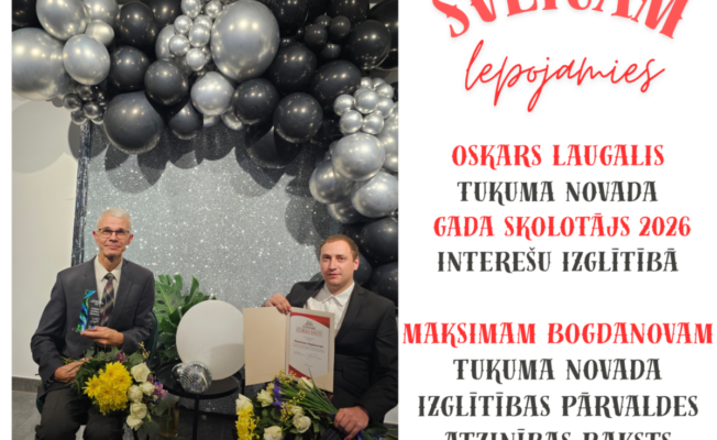 Divi vīrieši sēž apbalvošanas ceremonijā, fonā melni un sudraboti baloni un mirdzoša siena. Kreisajā pusē vecāks vīrietis ar brillēm tur balvu un dzeltenbaltu ziedu pušķi. Labajā pusē jaunāks vīrietis tur atzinības rakstu un baltu ziedu pušķi. Attēlā redzams teksts: SVEICAM lepojamies. OSKARS LAUGALIS TUKUMA NOVADA GADA SKOLOTĀJS 2026 INTEREŠU IZGLĪTĪBĀ. MAKSIMAM BOGDANOVAM TUKUMA NOVADA IZGLĪTĪBAS PĀRVALDES ATZINĪBAS RAKSTS.