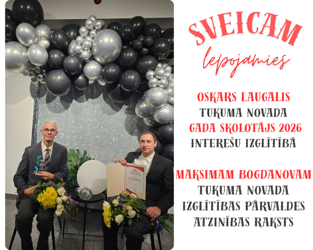 Divi vīrieši sēž apbalvošanas ceremonijā, fonā melni un sudraboti baloni un mirdzoša siena. Kreisajā pusē vecāks vīrietis ar brillēm tur balvu un dzeltenbaltu ziedu pušķi. Labajā pusē jaunāks vīrietis tur atzinības rakstu un baltu ziedu pušķi. Attēlā redzams teksts: SVEICAM lepojamies. OSKARS LAUGALIS TUKUMA NOVADA GADA SKOLOTĀJS 2026 INTEREŠU IZGLĪTĪBĀ. MAKSIMAM BOGDANOVAM TUKUMA NOVADA IZGLĪTĪBAS PĀRVALDES ATZINĪBAS RAKSTS.